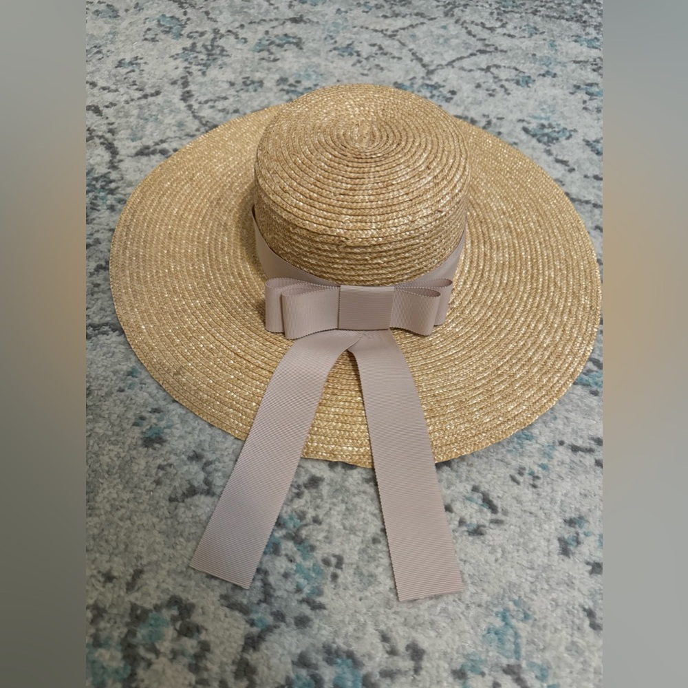 Straw hat with bow